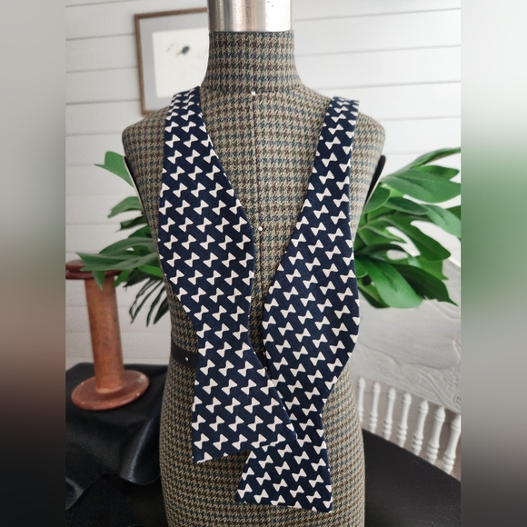 Black and White  Bow Tie - Picture 1 of 5